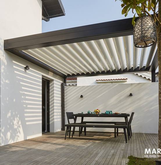Pergolas bioclimatique sur terrasse de maison avec jardin à Saint-Priest