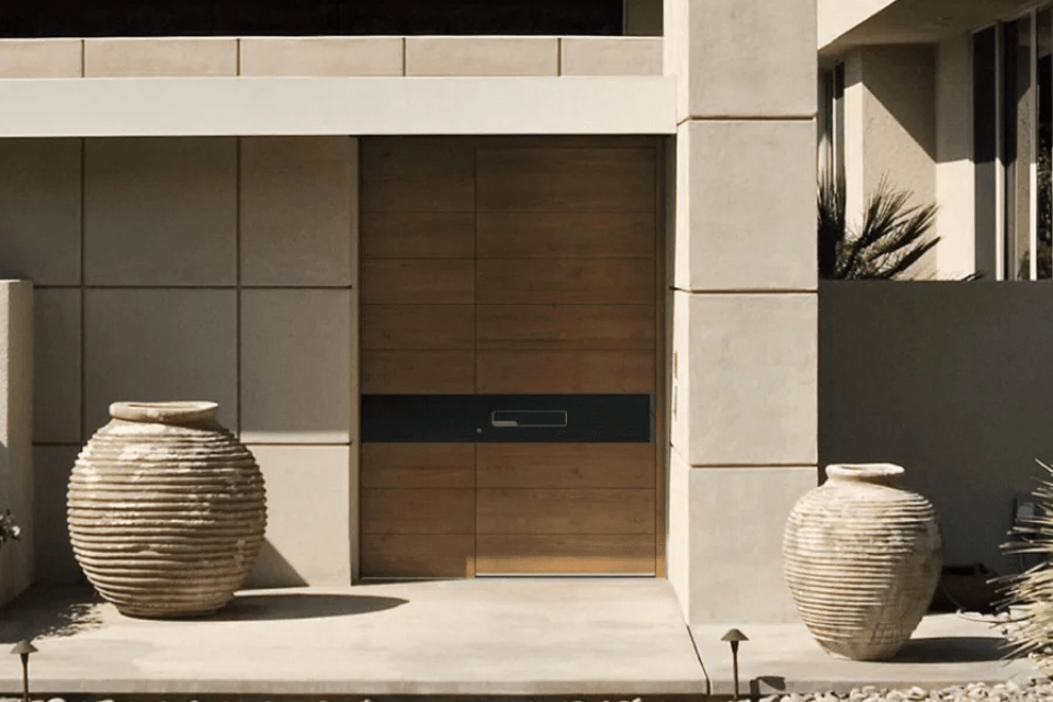 Une porte d'entrée en bois élégante, fabriquée sur-mesure avec des finitions de haute qualité.