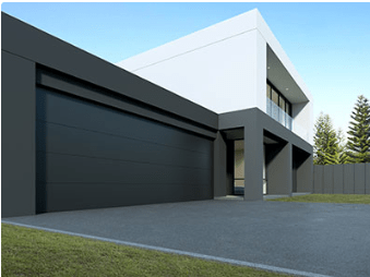 Photo d'un garage indépendant avec une porte de garage sectionnelle plafond.