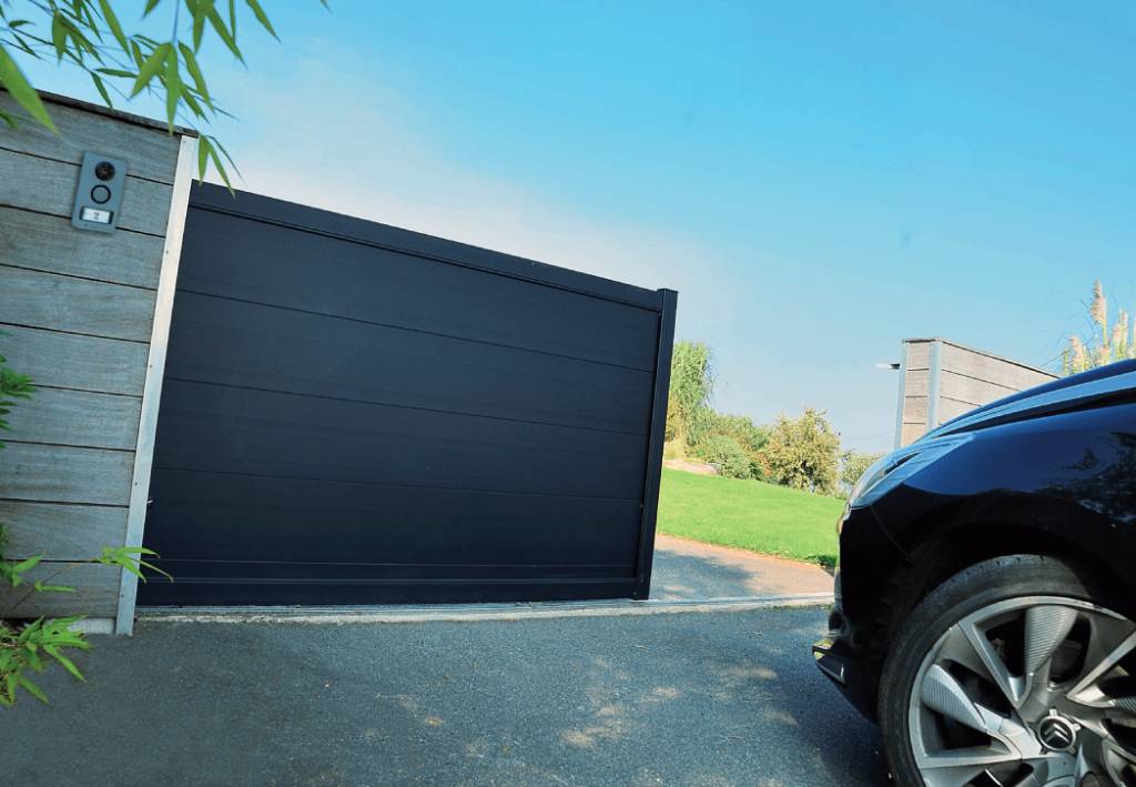 oiture devant un portail sécurisé au design contemporain pour une maison à Saint-Priest