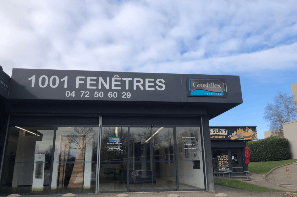 Vitrine de 1001FENETRES GROSFILLEX à Saint-Priest, présentant divers produits de menuiseries extérieures tels que des fenêtres, portes et pergolas.