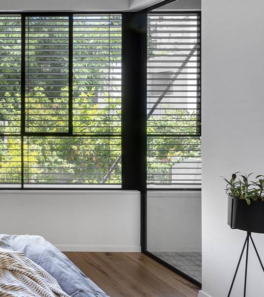 Brise Soleil Orientable installés dans une chambre de maison contemporaine