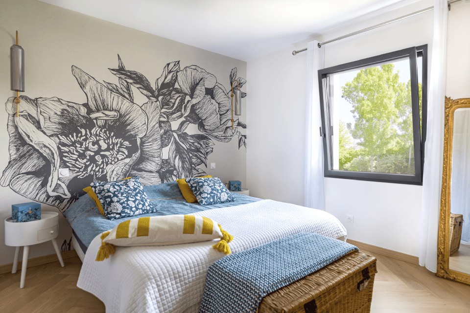 Une grande fenêtre dans une suite parentale élégante à dormant caché. Seul l'ouvrant est visible de l'intérieur.