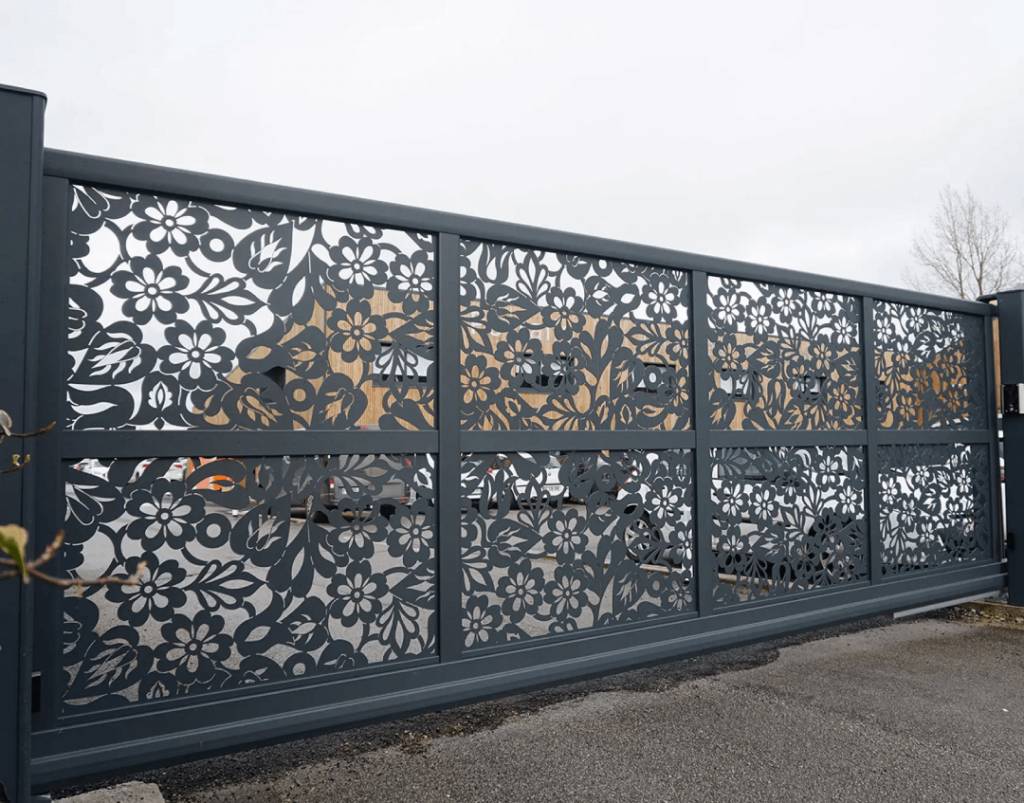 Portail coulissant design avec découpe laser pour une maison contemporaine à Saint-Priest