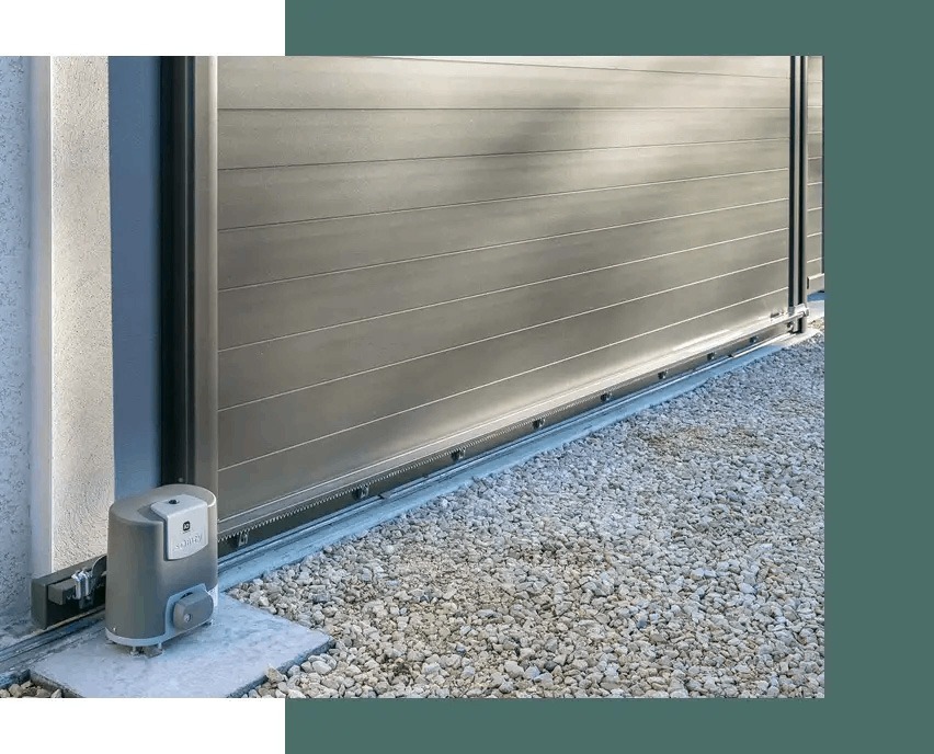 Portail coulissant motorisé au design contemporain pour une maison à Saint-Priest.