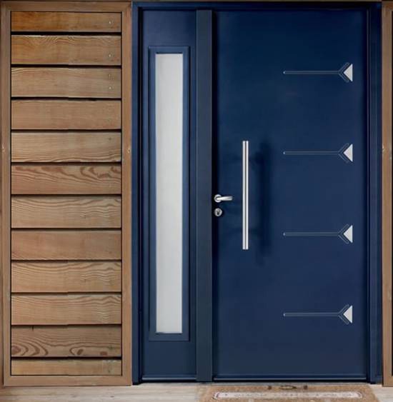 Une élégante porte d'entrée en aluminium bleue avec vitrage, d'une maison contemporaine.