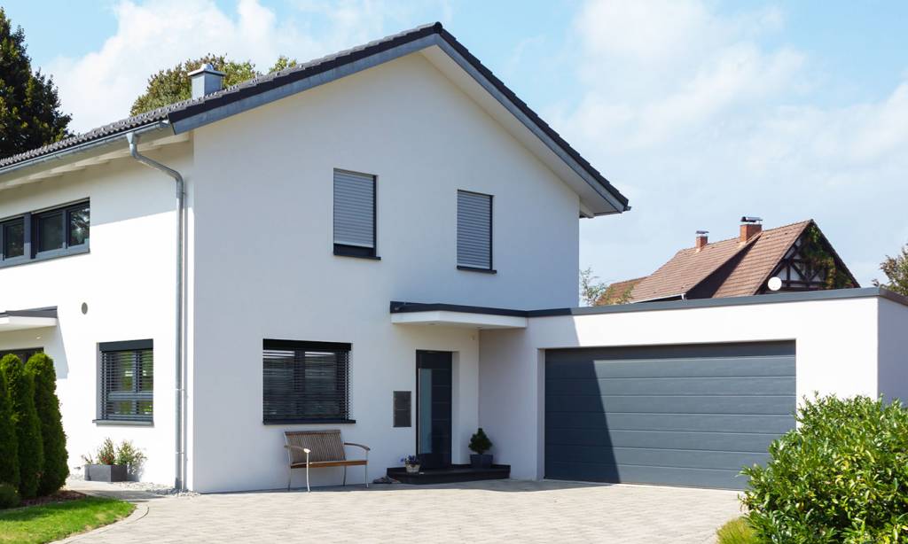 Photo d'un garage indépendant d'une maison avec une porte de garage