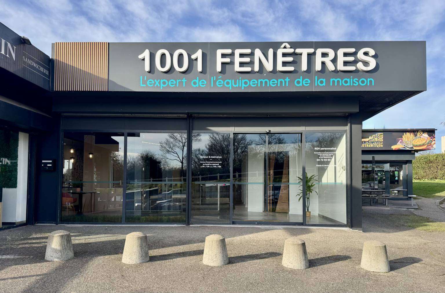 Vitrine de l'entreprise "1001 Fenêtres Menuiseries sur mesure" à Saint-Priest, affichant des fenêtres et portes élégantes et de haute qualité.
