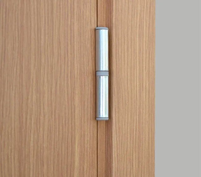 Détail d’une charnière de porte en bois — finition soignée 1001 Fenêtres