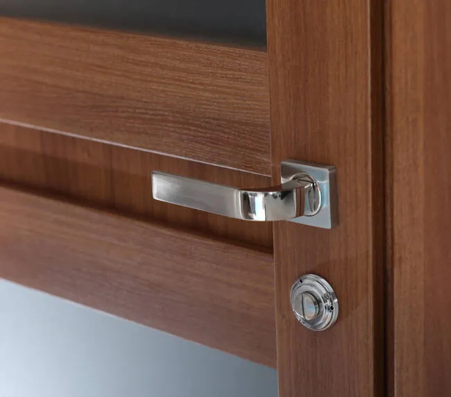 Detail d une serrure de porte encastree dans un vantail en bois