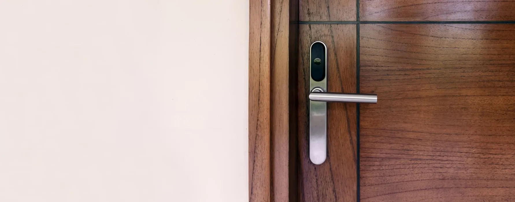 Porte d’entrée connectée en bois avec poignée inox et serrure électronique — 1001 Fenêtres, Saint-Priest
