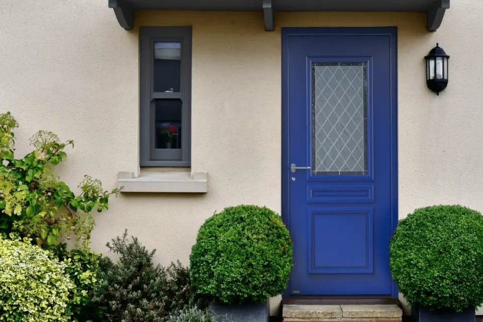 Porte d’entrée en bois bleue avec vitrage décoratif