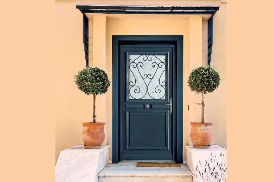 Porte d’entrée en bois avec vitrage décoratif