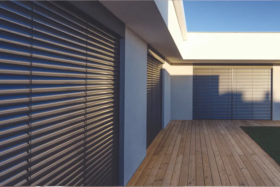 BSO installés devant une terrasse de maison contemporaine