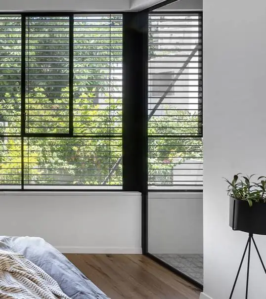 Brise Soleil Orientable installés dans une chambre de maison contemporaine