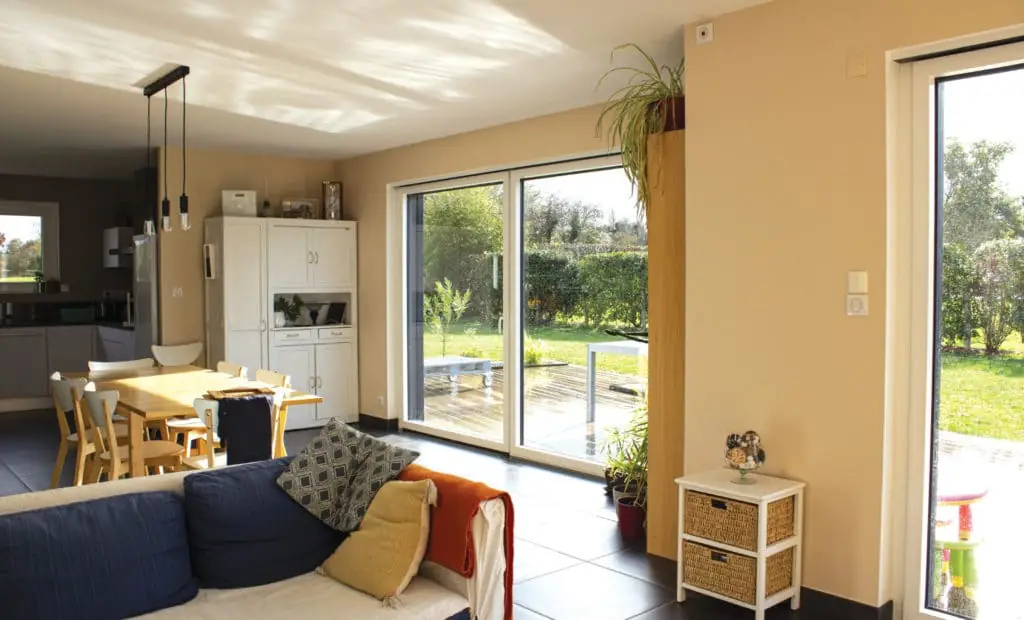 Bais coulissante simple dans une maison à Sain-Priest