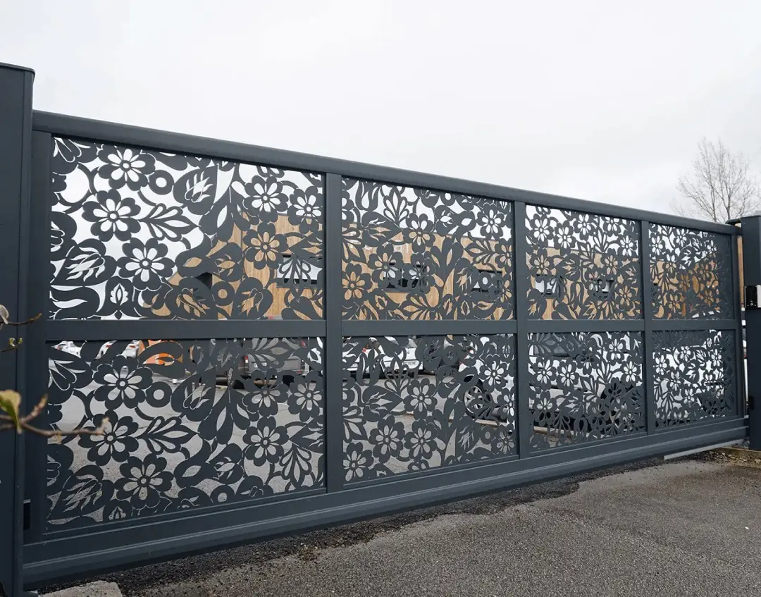 Portail coulissant en aluminium après la pose