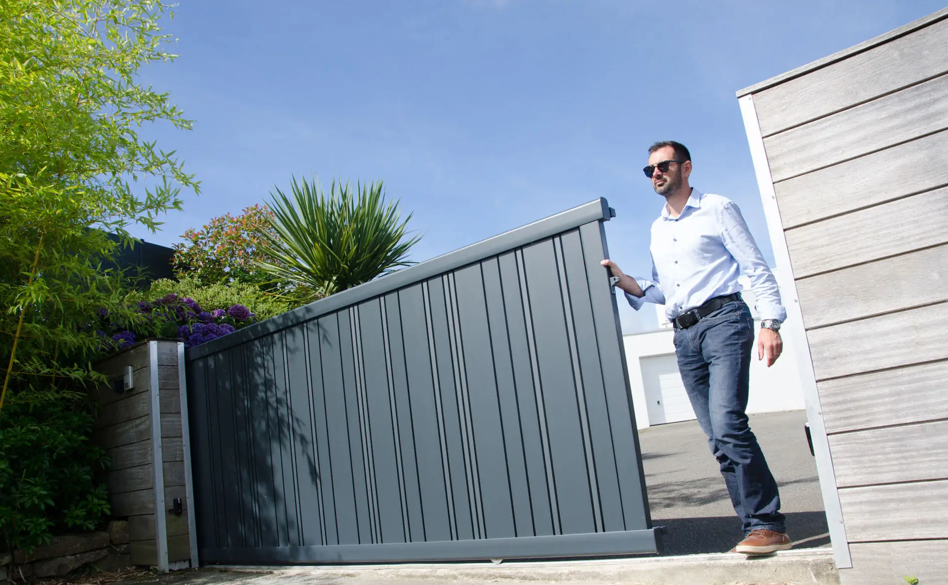 Portail coulissant contemporain avec portillon et clôture en aluminium