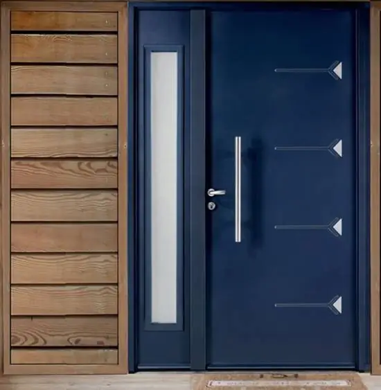 Une élégante porte d'entrée en aluminium bleue avec vitrage, d'une maison contemporaine.
