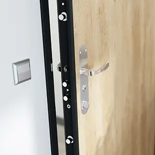 Porte blindée grise dans un couloir d’immeuble