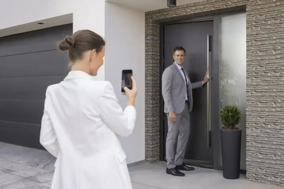 Porte d’entrée aluminium sécurisée dans une maison contemporaine