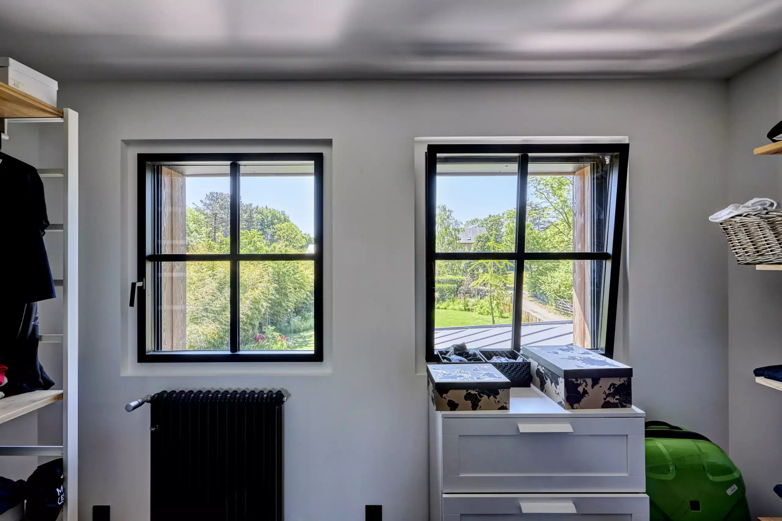 Des fenêtres et portes en bois sur-mesure parfaitement ajustées aux dimensions et au style de la maison.